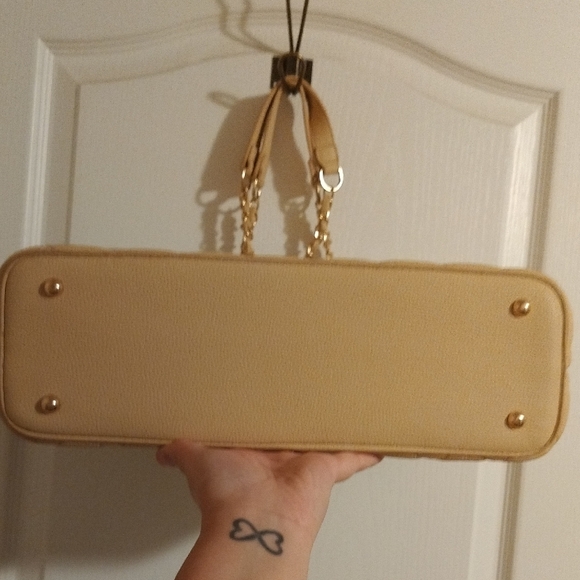 Elegant Beige Quilted Tote Bag - Picture 4 of 4